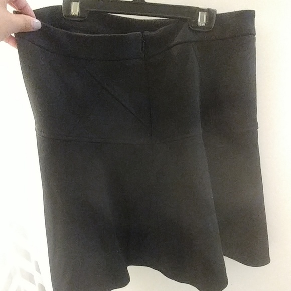 Black skirt - Picture 3 of 3